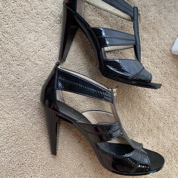 ✨SOLD✨Michael Kors Pumps - Picture 5 of 5